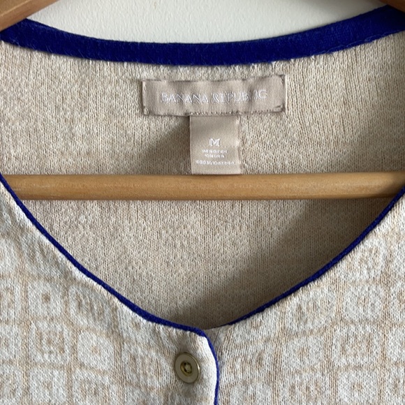 BR gorgeous beige cardigan w contrast color purple hem lining, ceramic buttons M - Picture 3 of 7